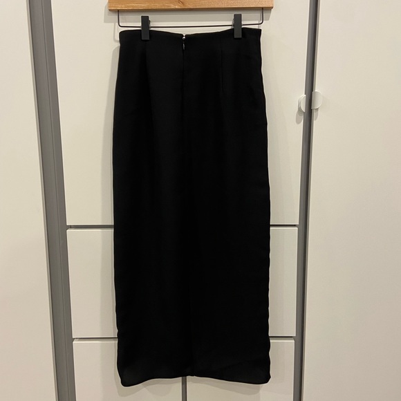 Babaton 1-01 - Kinsley Skirt - Black - Size 2 - Picture 2 of 6